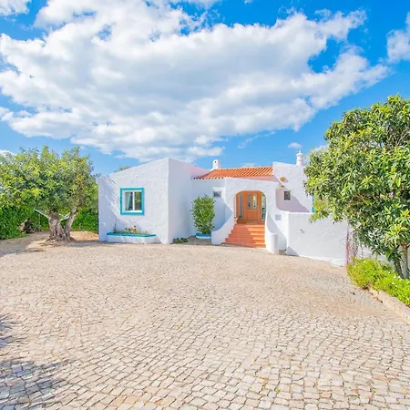 Vale 5 Bedroom Villa, 10 Min Walk To Villa