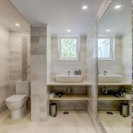 Vale 5 Bedroom Villa, 10 Min Walk To * 카르보에이루