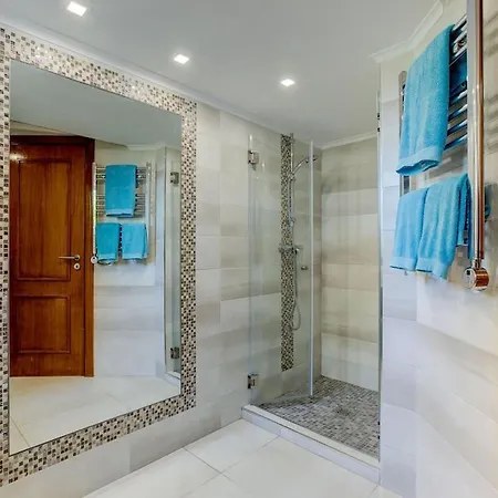 Vale 5 Bedroom Villa, 10 Min Walk To 빌라 카르보에이루