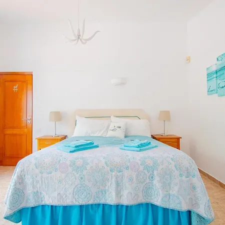 Vale 5 Bedroom Villa, 10 Min Walk To Villa *