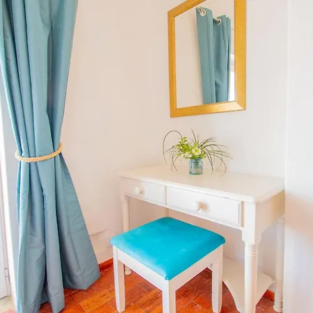 Vale 5 Bedroom Villa, 10 Min Walk To *