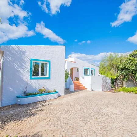 Vale 5 Bedroom Villa, 10 Min Walk To Villa