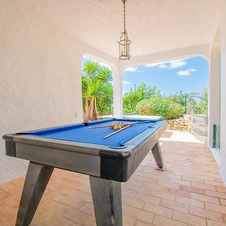 Vale 5 Bedroom Villa, 10 Min Walk To Villa *