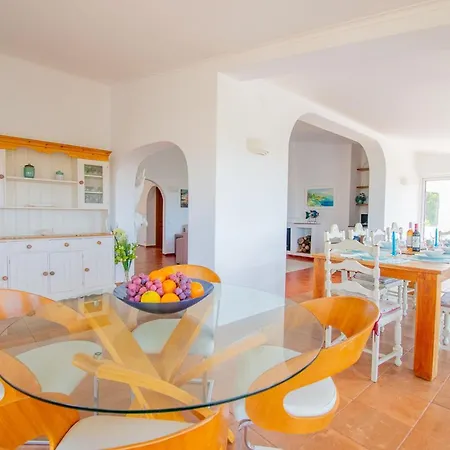 Villa Vale 5 Bedroom Villa, 10 Min Walk To *