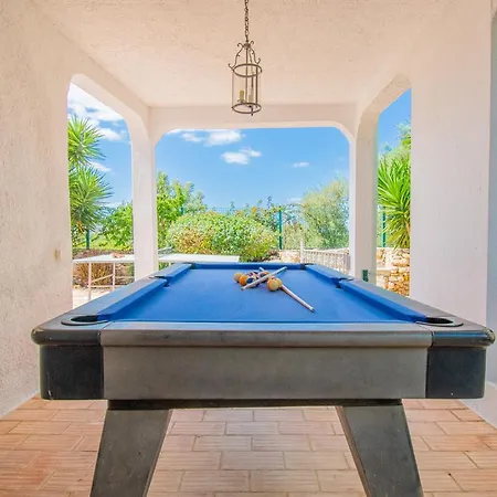 Vale 5 Bedroom Villa, 10 Min Walk To *