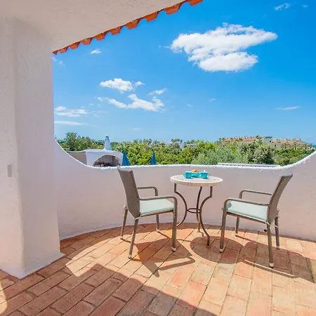 Vale 5 Bedroom Villa, 10 Min Walk To