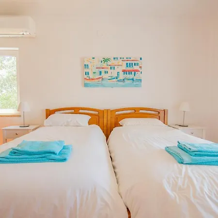 Vale 5 Bedroom Villa, 10 Min Walk To