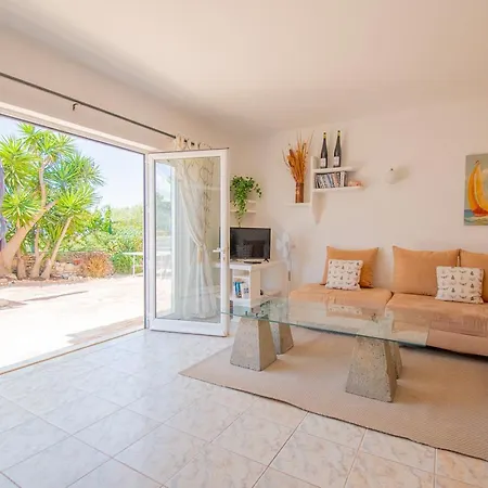 Vale 5 Bedroom Villa, 10 Min Walk To Villa