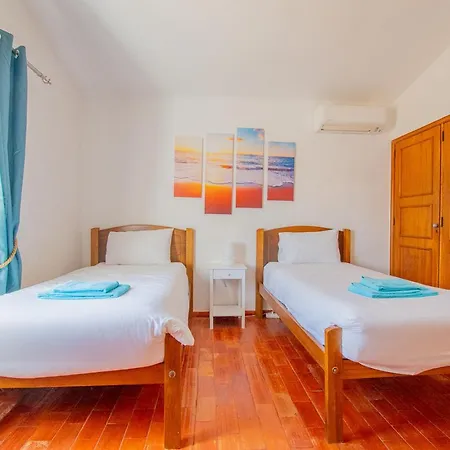 Vale 5 Bedroom Villa, 10 Min Walk To Villa *
