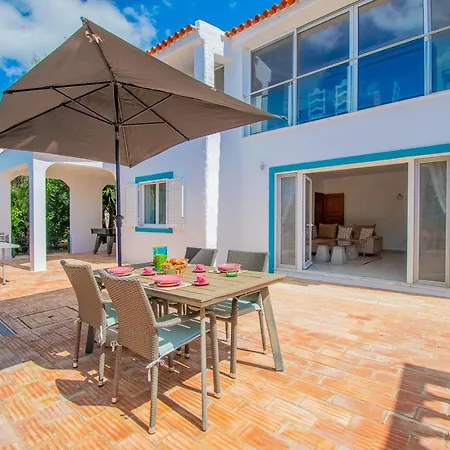 Vale 5 Bedroom Villa, 10 Min Walk To *