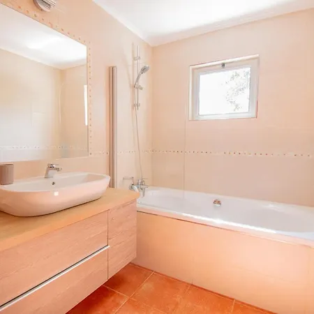 Vale 5 Bedroom Villa, 10 Min Walk To 카르보에이루