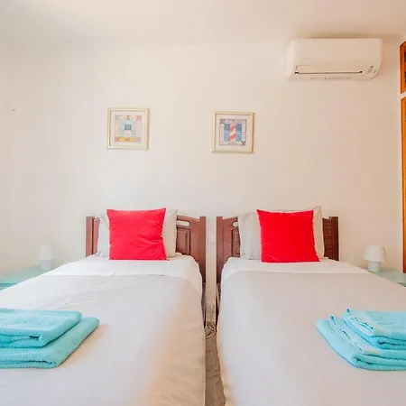Vale 5 Bedroom Villa, 10 Min Walk To