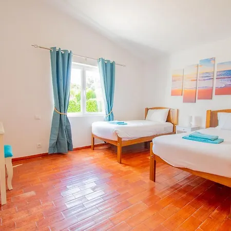 Vale 5 Bedroom Villa, 10 Min Walk To Villa *