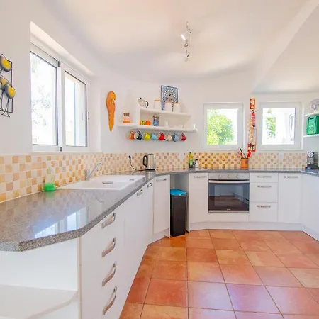 Vale 5 Bedroom Villa, 10 Min Walk To *