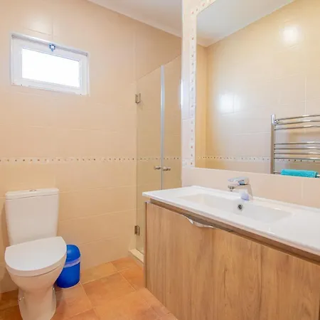 Vale 5 Bedroom Villa, 10 Min Walk To