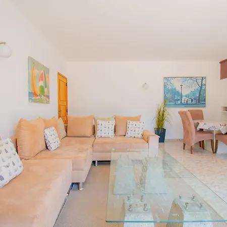 Vale 5 Bedroom Villa, 10 Min Walk To Villa *