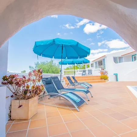 Vale 5 Bedroom Villa, 10 Min Walk To *