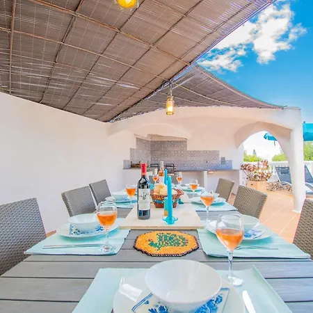 Vale 5 Bedroom Villa, 10 Min Walk To Villa
