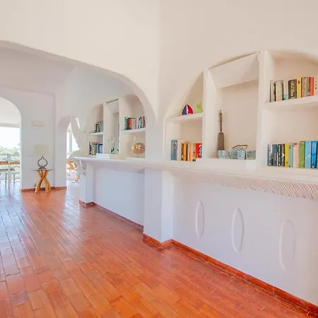 Vale 5 Bedroom Villa, 10 Min Walk To *