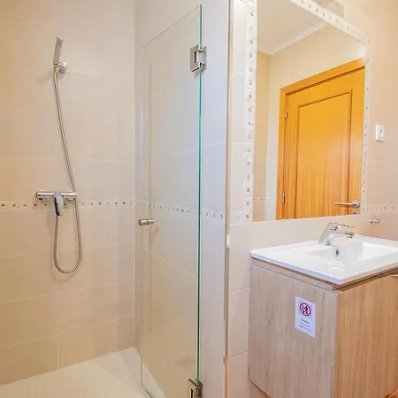 Vale 5 Bedroom Villa, 10 Min Walk To 카르보에이루