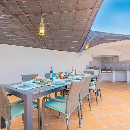 Vale 5 Bedroom Villa, 10 Min Walk To Villa
