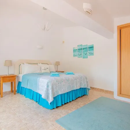 Villa Vale 5 Bedroom Villa, 10 Min Walk To *