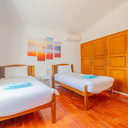 Vale 5 Bedroom Villa, 10 Min Walk To 빌라 카르보에이루