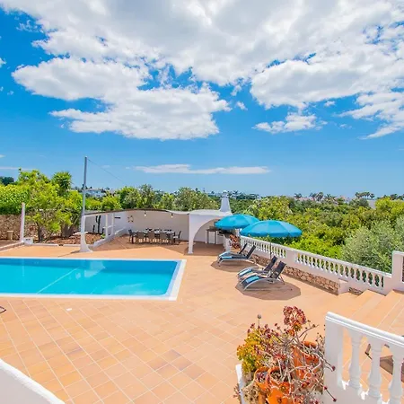 Vale 5 Bedroom Villa, 10 Min Walk To *