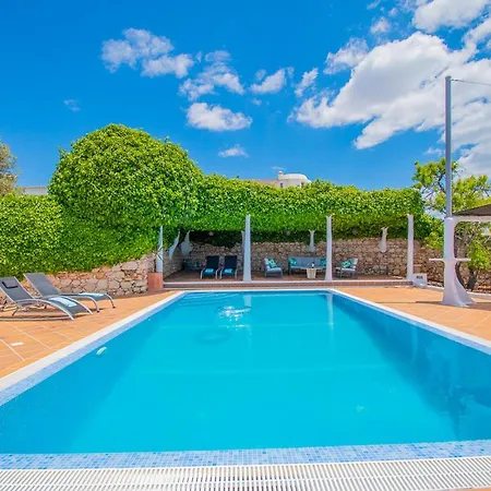 Vale 5 Bedroom Villa, 10 Min Walk To *