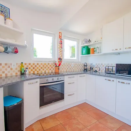Vale 5 Bedroom Villa, 10 Min Walk To Villa