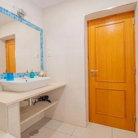 Vale 5 Bedroom Villa, 10 Min Walk To *