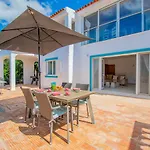 Vale 5 Bedroom Villa, 10 Min Walk To *