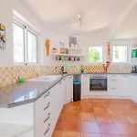 Vale 5 Bedroom Villa, 10 Min Walk To *