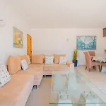 Vale 5 Bedroom Villa, 10 Min Walk To Vila *