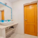 Vale 5 Bedroom Villa, 10 Min Walk To *