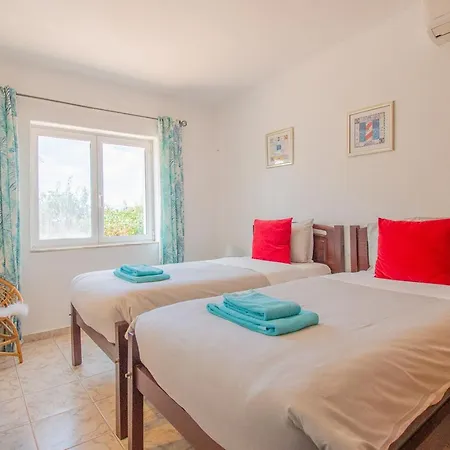 Vale 5 Bedroom Villa, 10 Min Walk To
